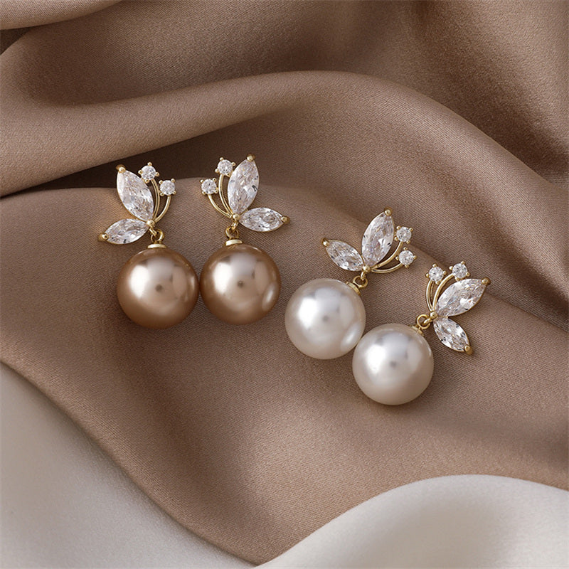 Exquisite earrings with exotic pearls and sparkling gold crystals