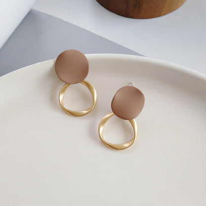 Elegant Gold Earrings with Brown Shine