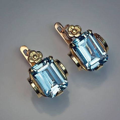 Fascinating vintage earrings with blue crystals