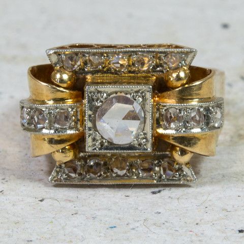 Elegant Vintage Ring with Sparkling White Crystal