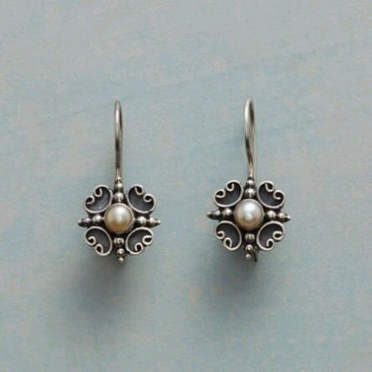 Elegant Vintage-Design Pearl Flower Silver Earrings