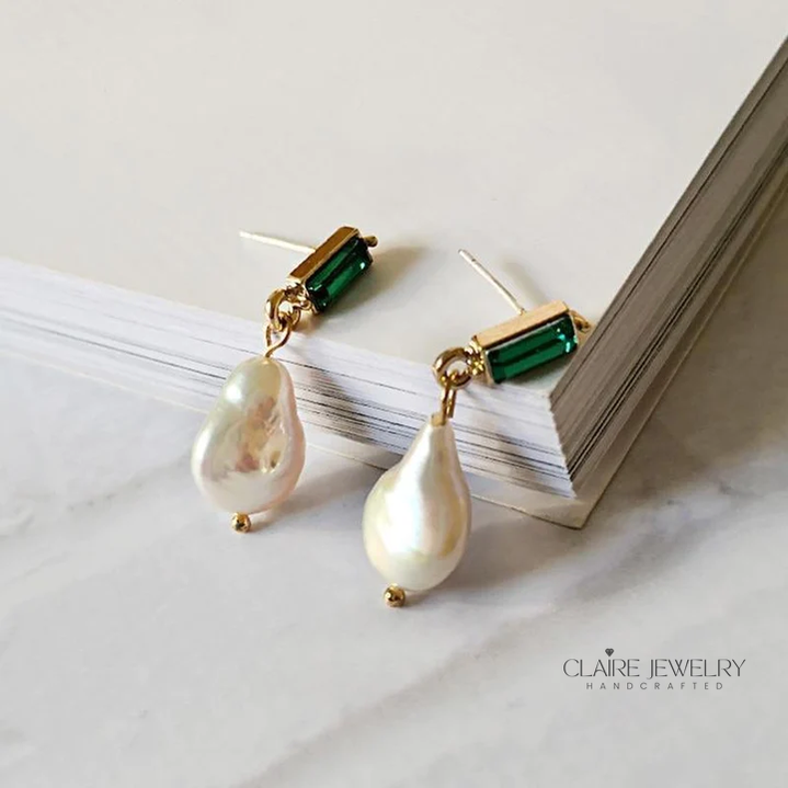 Pearl earrings with emeralds in gold