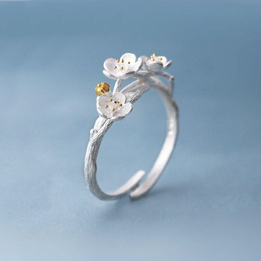 Elegant adjustable ring with silver flower blossoms in radiant white