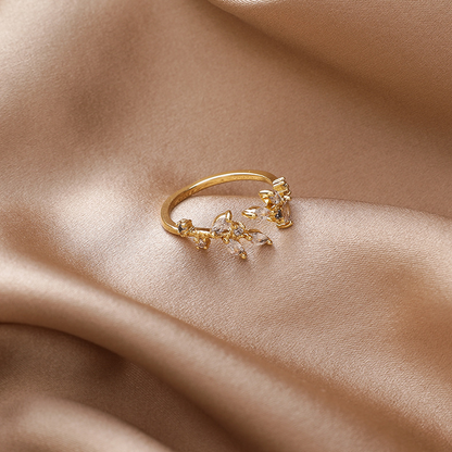 Elegant adjustable ring with sparkling crystal leaves in noble gold