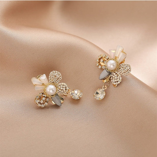 Elegant Daisy Earrings with Shiny Pearls in Noble Gold