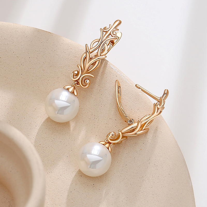 Glamorous Earrings with Golden Pearls in Forest Design