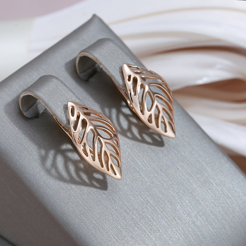 Striking Golden Leaf Earrings for an Elegant Touch