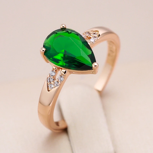 Fascinating Ring with Radiant Green Crystal