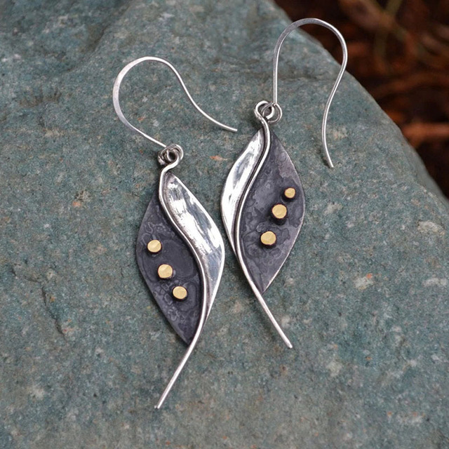 Elegant Silver Vintage Leaf Design Earrings