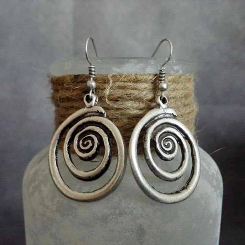 Elegant round vintage earrings made of the finest silver