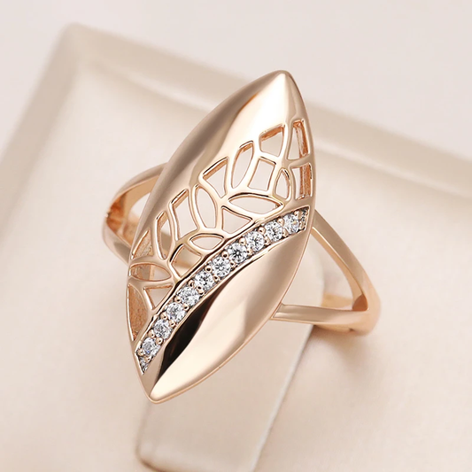 Elegant Chrysalis ring made of radiant gold with sparkling diamonds