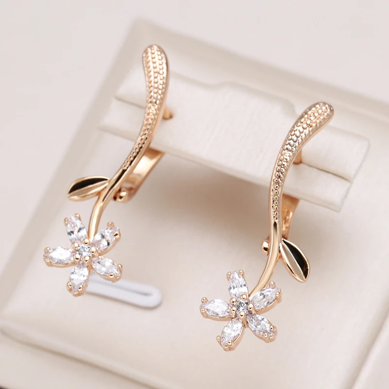 Beautiful golden crystal earrings in elegant daisy design