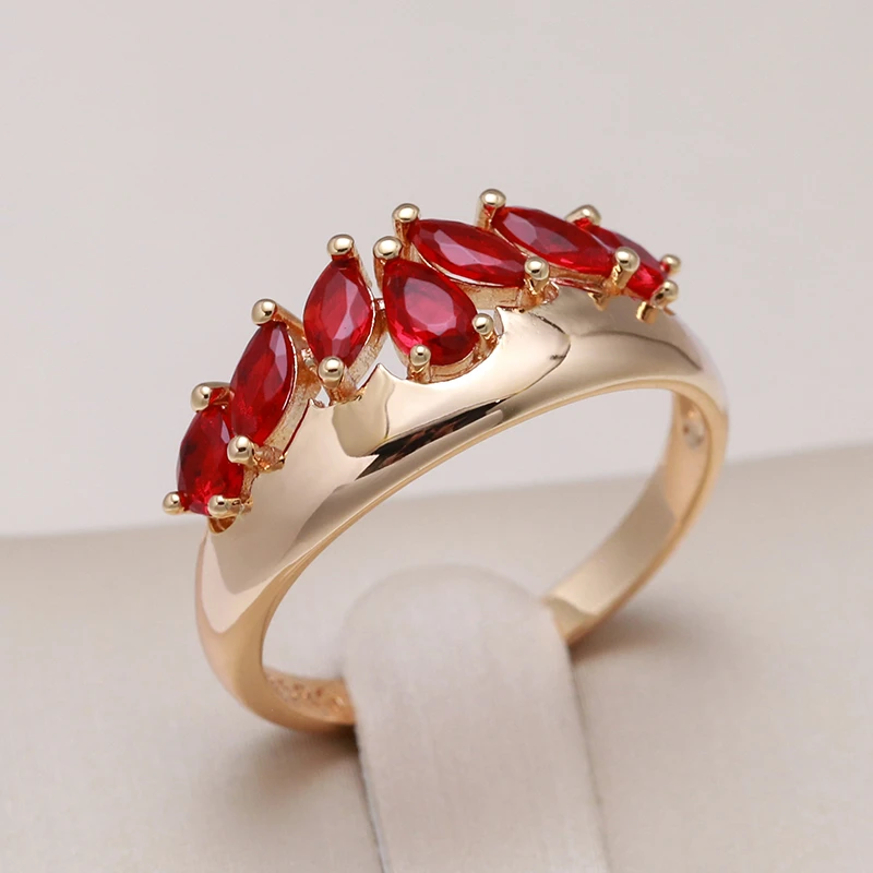 Glamorous ring with dazzling red crystals