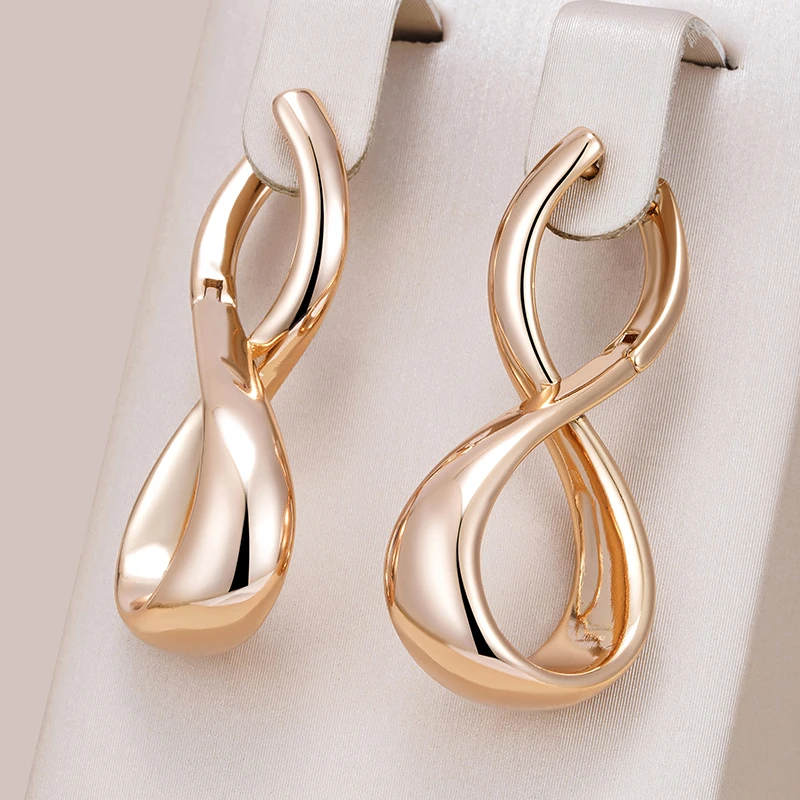 Elegant wave-shaped earrings in a noble gold tone