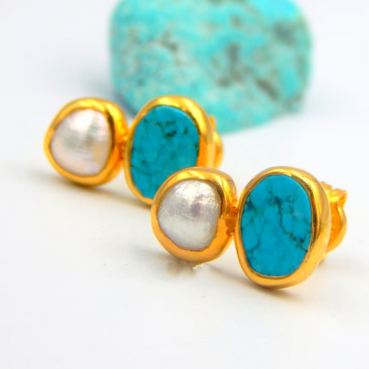 Elegant Vintage Gold Earrings with Radiant Turquoise Stone