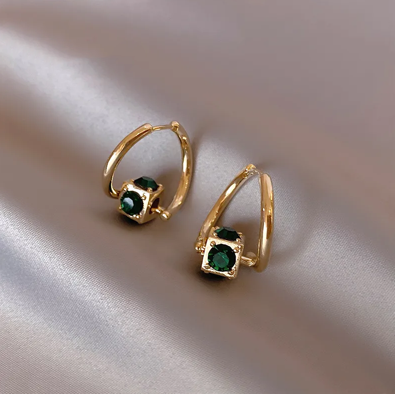 Elegant green earrings made of fine gold