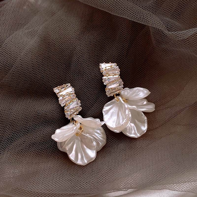 Elegant gold earrings with white petals