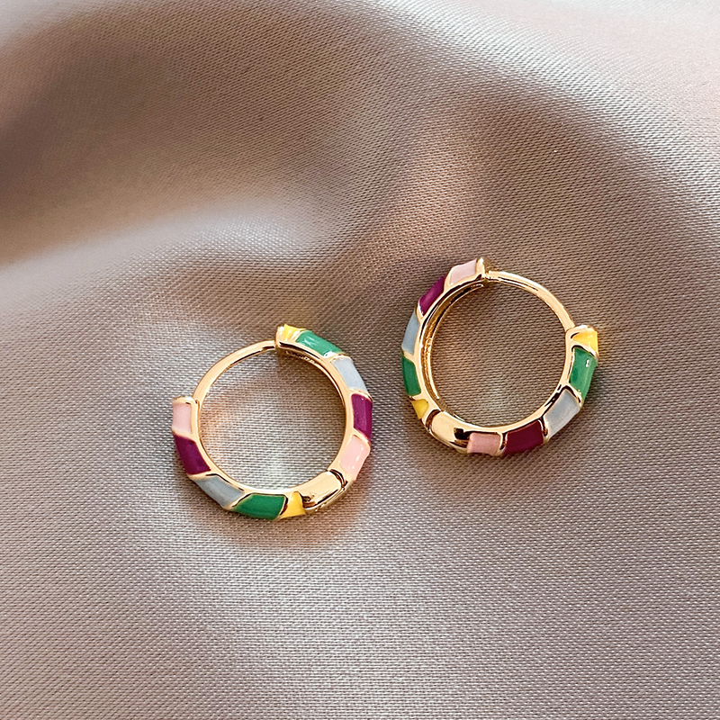 Colorful, elegant earrings with shiny enamel in noble gold