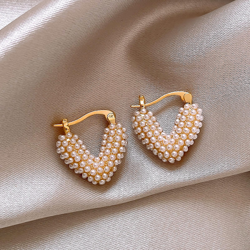 Glamorous earrings with gold-accented pearl hearts