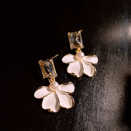 Pearl earrings with white petal