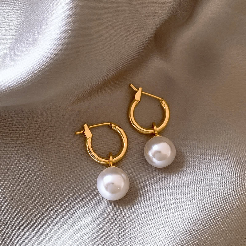 Elegant golden earrings with shimmering pearls