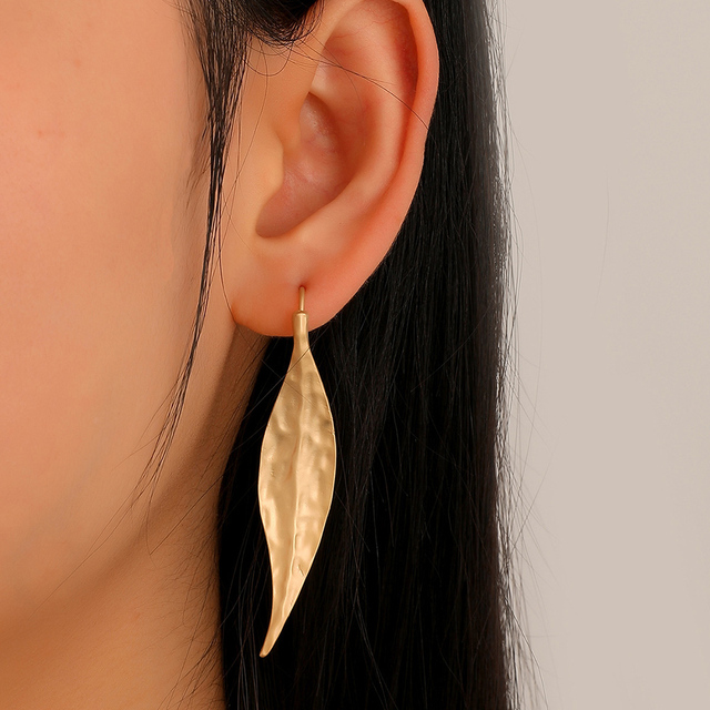 Elegant Vintage Earrings with Glamorous Golden Leaf Design