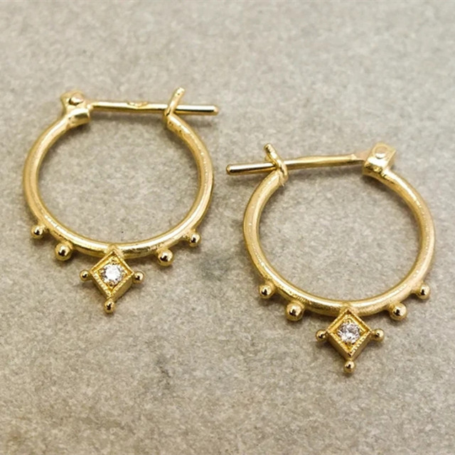 Elegant Vintage Earrings in Gold with Sparkling Crystals