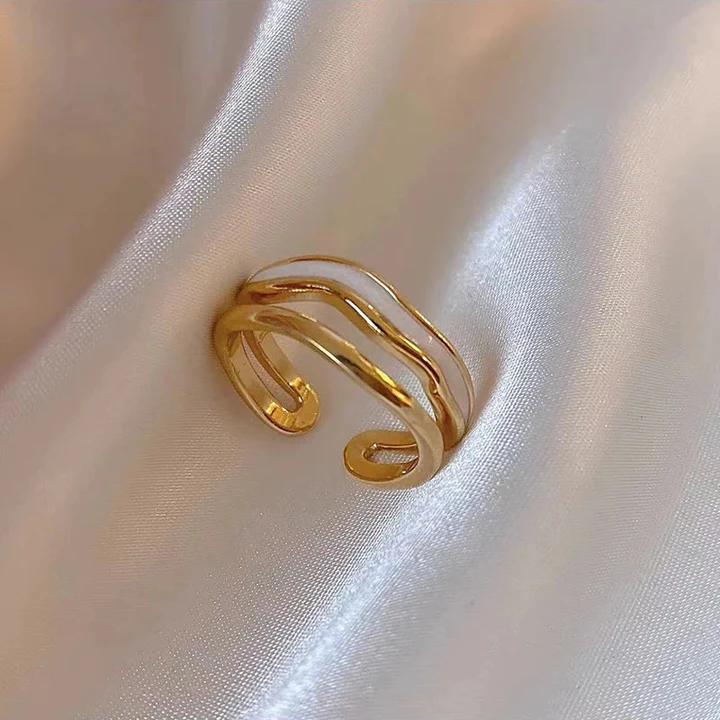 Elegant Adjustable Vintage Ring in Gold Look