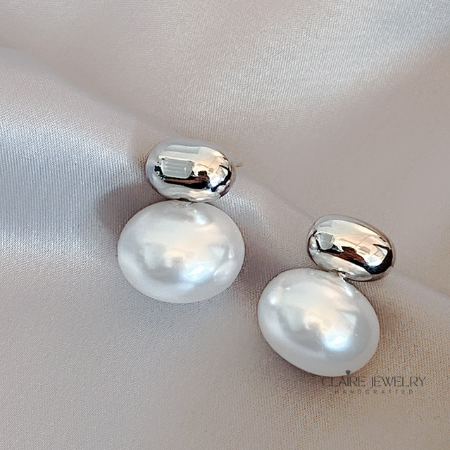 Oval Pearl Earrings in Gold