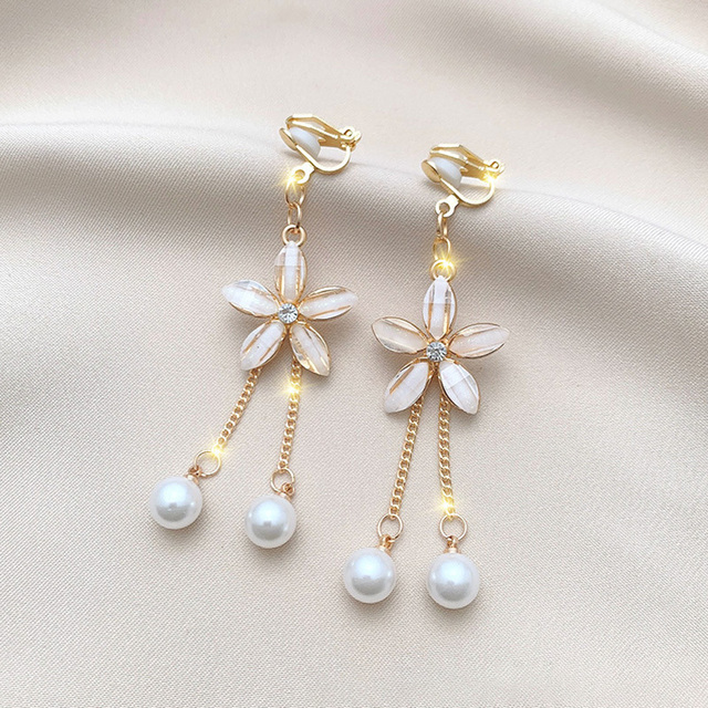 Captivating earrings with sparkling daisies and charming pearl chandelier design