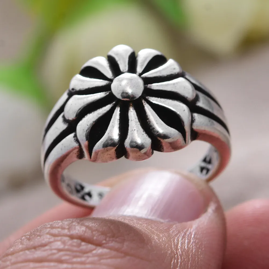 Elegant Vintage Silver Ring with Flower Motif