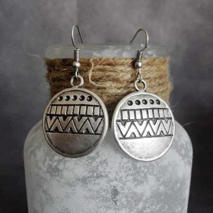 Elegant Vintage Earrings in a Noble Silver Look