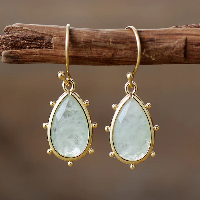 Elegant Vintage Gold Earrings in Moonstone Look