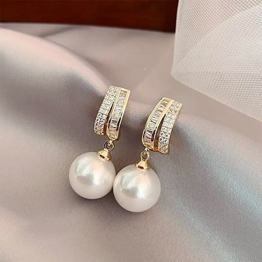 Elegant, shimmering earrings with luxurious pearls