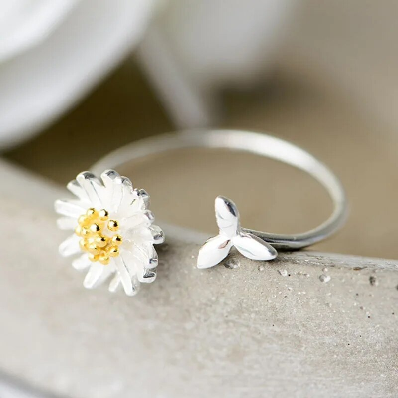 Elegant silver ring with a charming daisy design