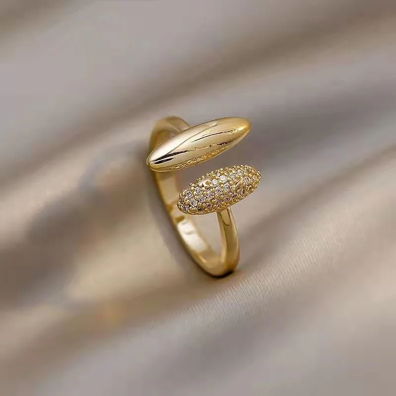 Chic gold-plated ring with sparkling brilliant cut