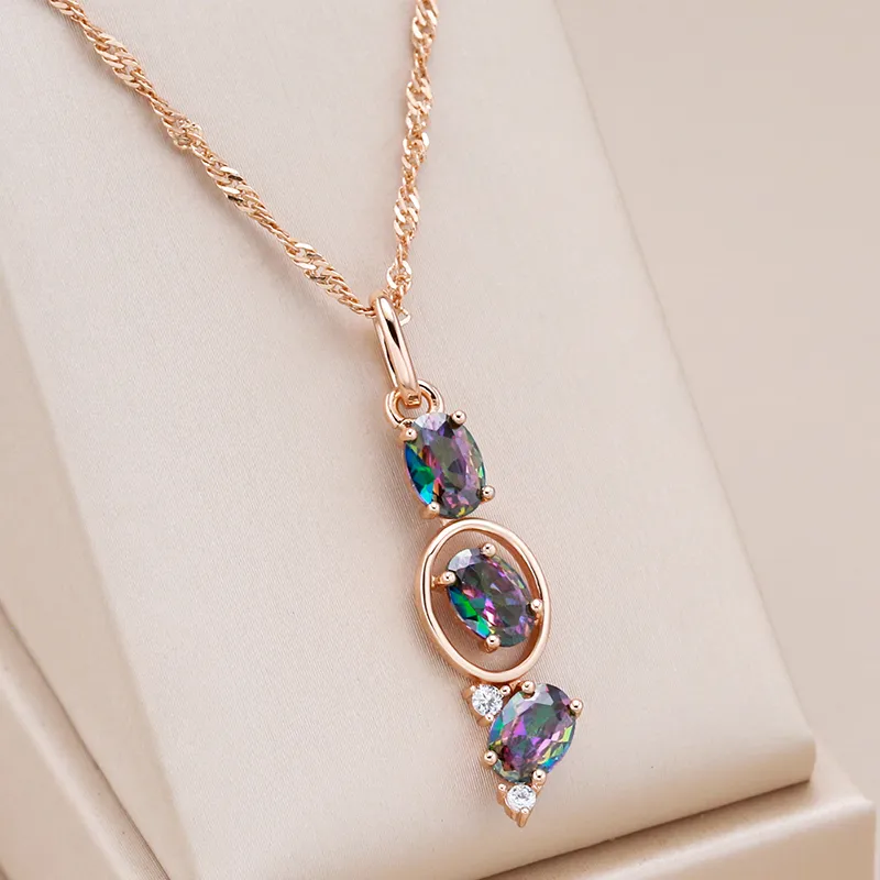 Stylish, multicolored necklace for an elegant appearance