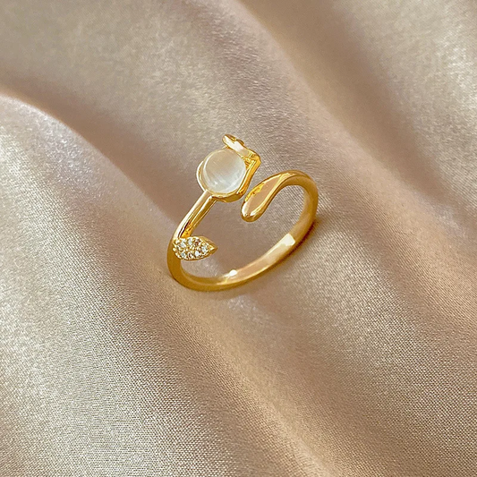 Elegant ring made of gold-colored tulip crystal