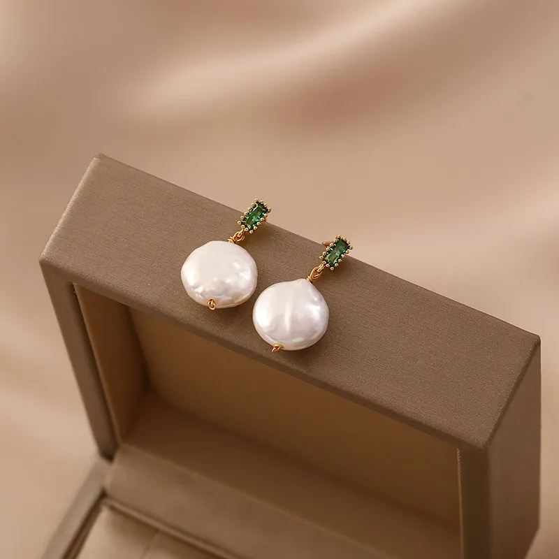 Stylish green crystal earrings for a touch of elegance