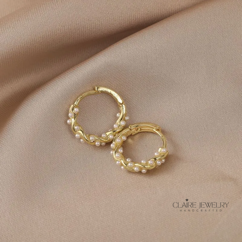 Elegant round pearl earrings with inlays