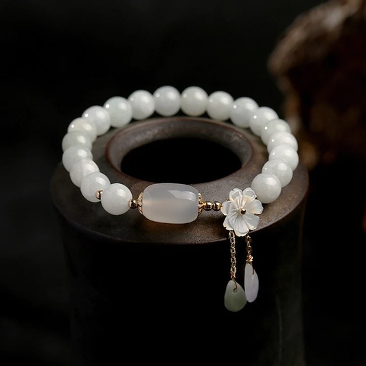 Elegant agate bracelet with charming pearls