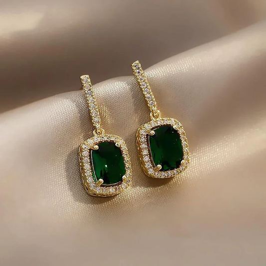 Fascinating earrings with radiant green crystals