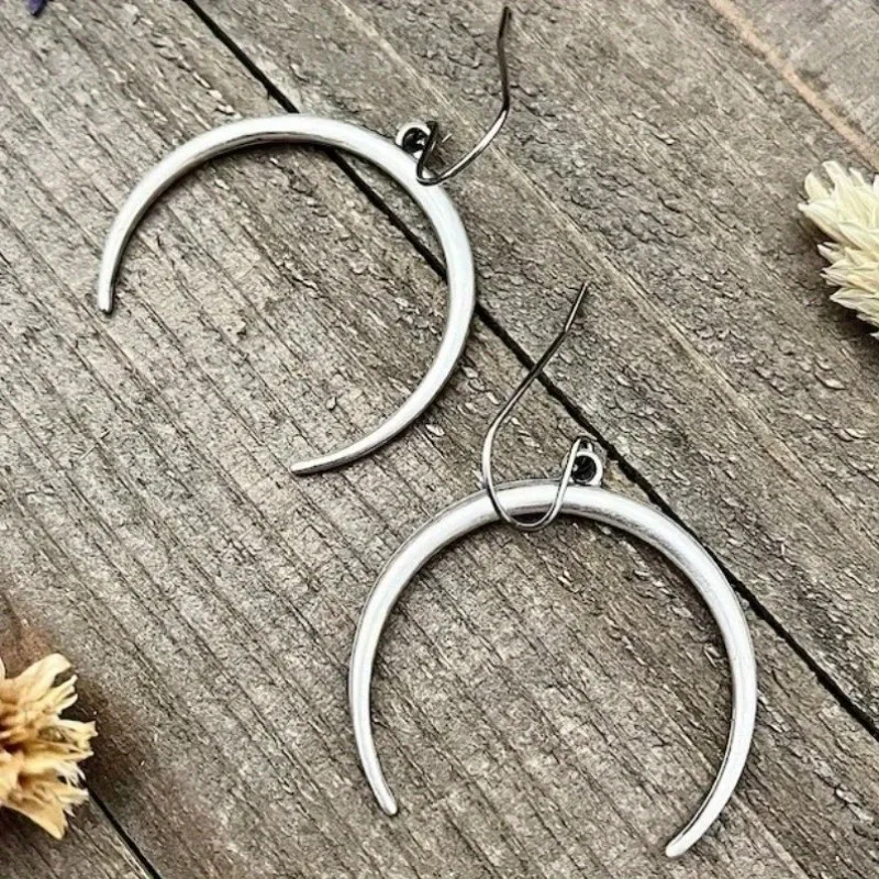 Elegant Vintage Crescent Moon Earrings in Fine Gold and Silver