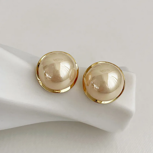 Stylish earrings with magnificent, thick pearls