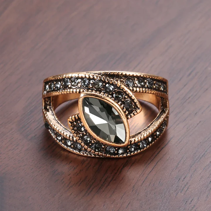 Stylish ring with sparkling black crystal