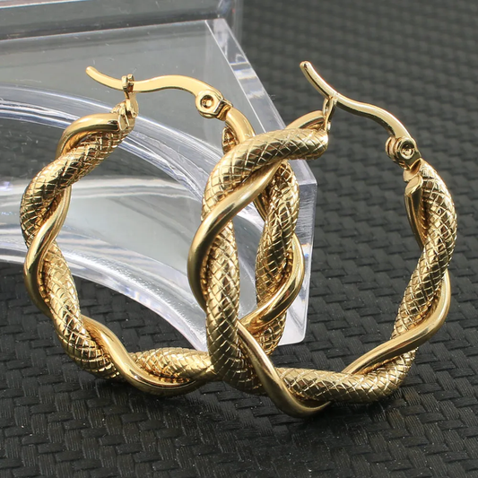 Elegant braided earrings in gold tone