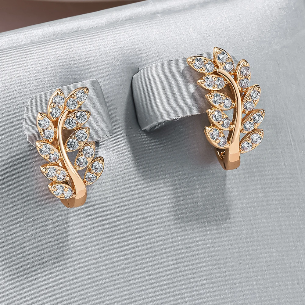 Fascinating earrings with sparkling zirconia leaves