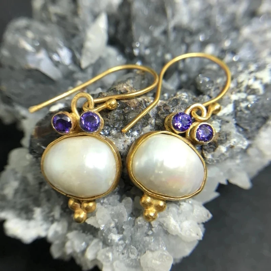 Elegant Vintage Earrings with Shimmering Pearls and Fine Gold Accents