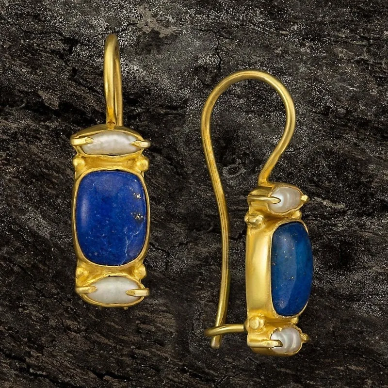 Elegant Vintage Earrings in Fascinating Blue and Noble Gold