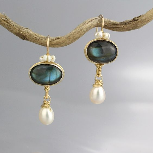 Elegant earrings with blue crystals and vintage pearls